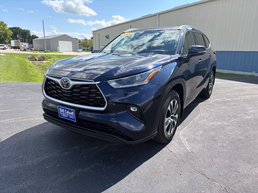 Used 2021 Toyota Highlander XLE AWD/4WD image 8