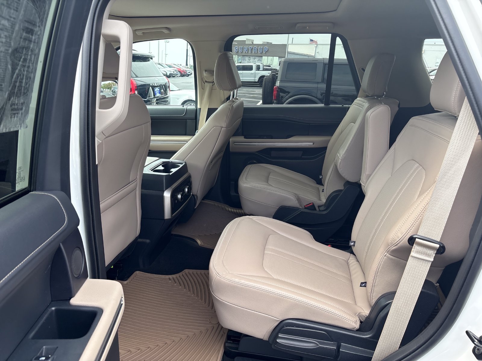 Used 2024 Ford Expedition Limited AWD/4WD image 16