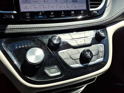 Used 2023 Chrysler Pacifica Touring-L FWD image 28