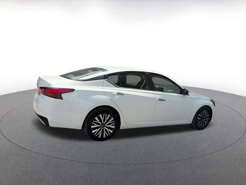 Used 2025 Nissan Altima 2.5 SV FWD image 14
