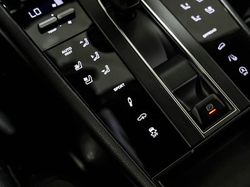 Used 2024 Porsche Macan AWD/4WD image 31