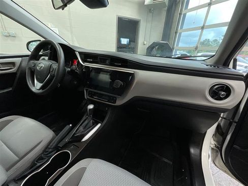 Used 2018 Toyota Corolla LE FWD image 29