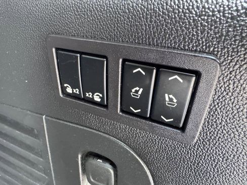 Used 2019 Cadillac Escalade ESV Luxury w/ Escalade Sport Edition AWD/4WD image 22