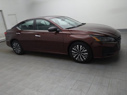 Used 2025 Nissan Altima 2.5 SV FWD image 11