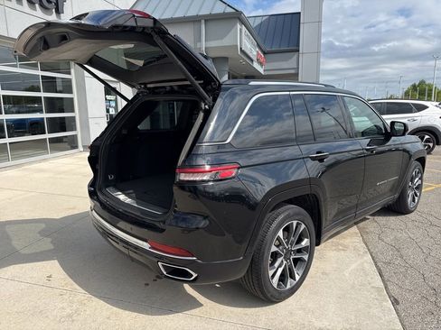 Used 2023 Jeep Grand Cherokee Overland w/ Luxury Tech Group IV AWD/4WD image 17