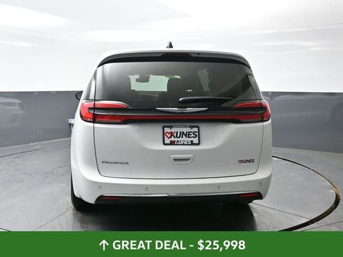 Used 2024 Chrysler Pacifica Touring-L image 12