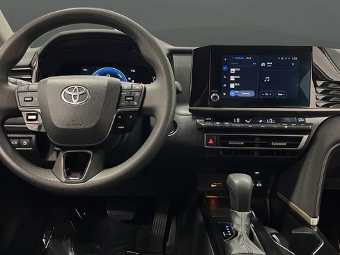 Used 2025 Toyota Camry LE FWD image 11