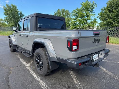 Used 2023 Jeep Gladiator Sport AWD/4WD image 9