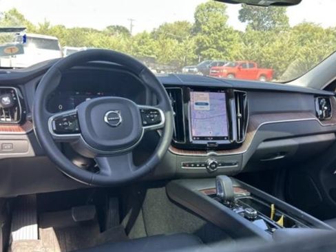 Used 2023 Volvo XC60 B5 Plus FWD image 3