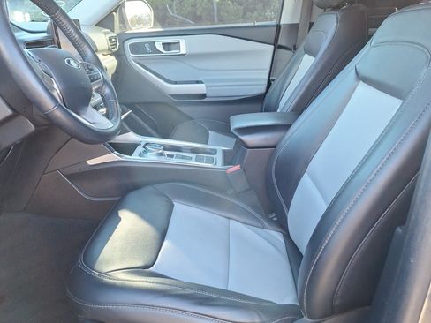 Used 2023 Ford Explorer XLT w/ Equipment Group 202A image 8