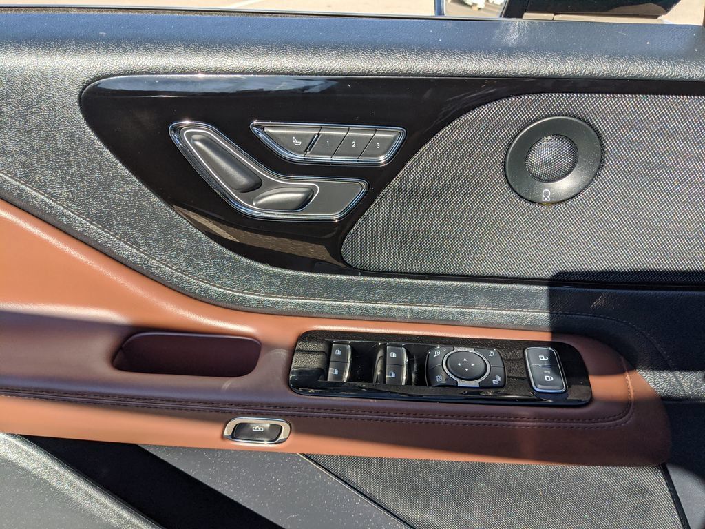 Used 2025 Lincoln Aviator Reserve AWD/4WD image 14