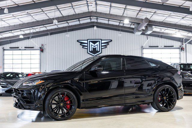 Used 2022 Lamborghini Urus AWD/4WD image 1