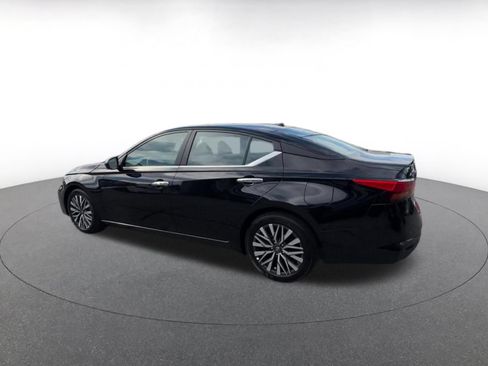 Used 2025 Nissan Altima 2.5 SV FWD image 10