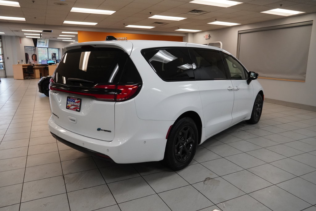 Used 2024 Chrysler Pacifica Limited FWD image 6