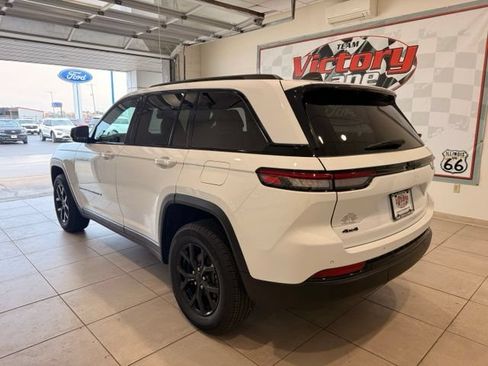 Used 2025 Jeep Grand Cherokee Altitude AWD/4WD image 9