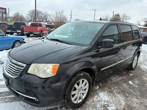 Used 2014 Chrysler Town & Country Touring image 1