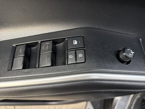 Used 2021 Toyota Highlander XLE image 25