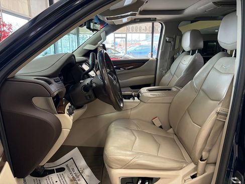 Used 2017 Cadillac Escalade ESV Luxury image 3