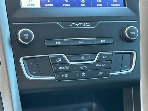 Used 2020 Ford Fusion SE image 28