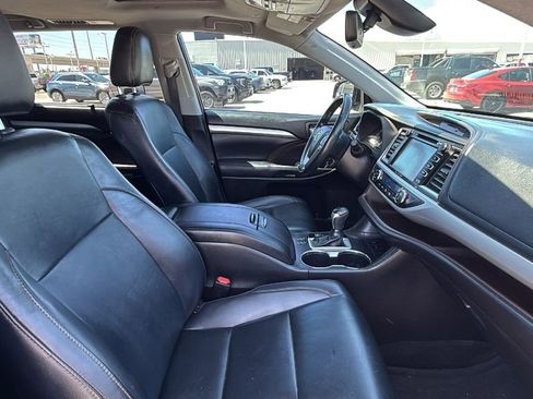Used 2019 Toyota Highlander XLE FWD image 33