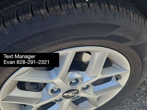 Used 2025 Kia Soul LX w/ LX Technology Package FWD image 11
