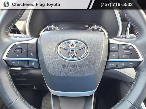 Used 2023 Toyota Highlander XLE FWD image 14