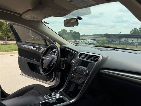 Used 2017 Ford Fusion SE FWD image 12