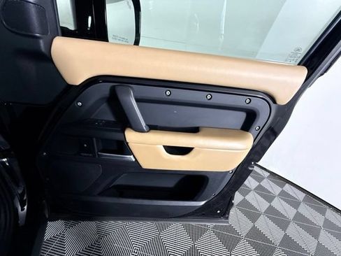 Used 2025 Land Rover Defender 130 X-Dynamic SE AWD/4WD image 40