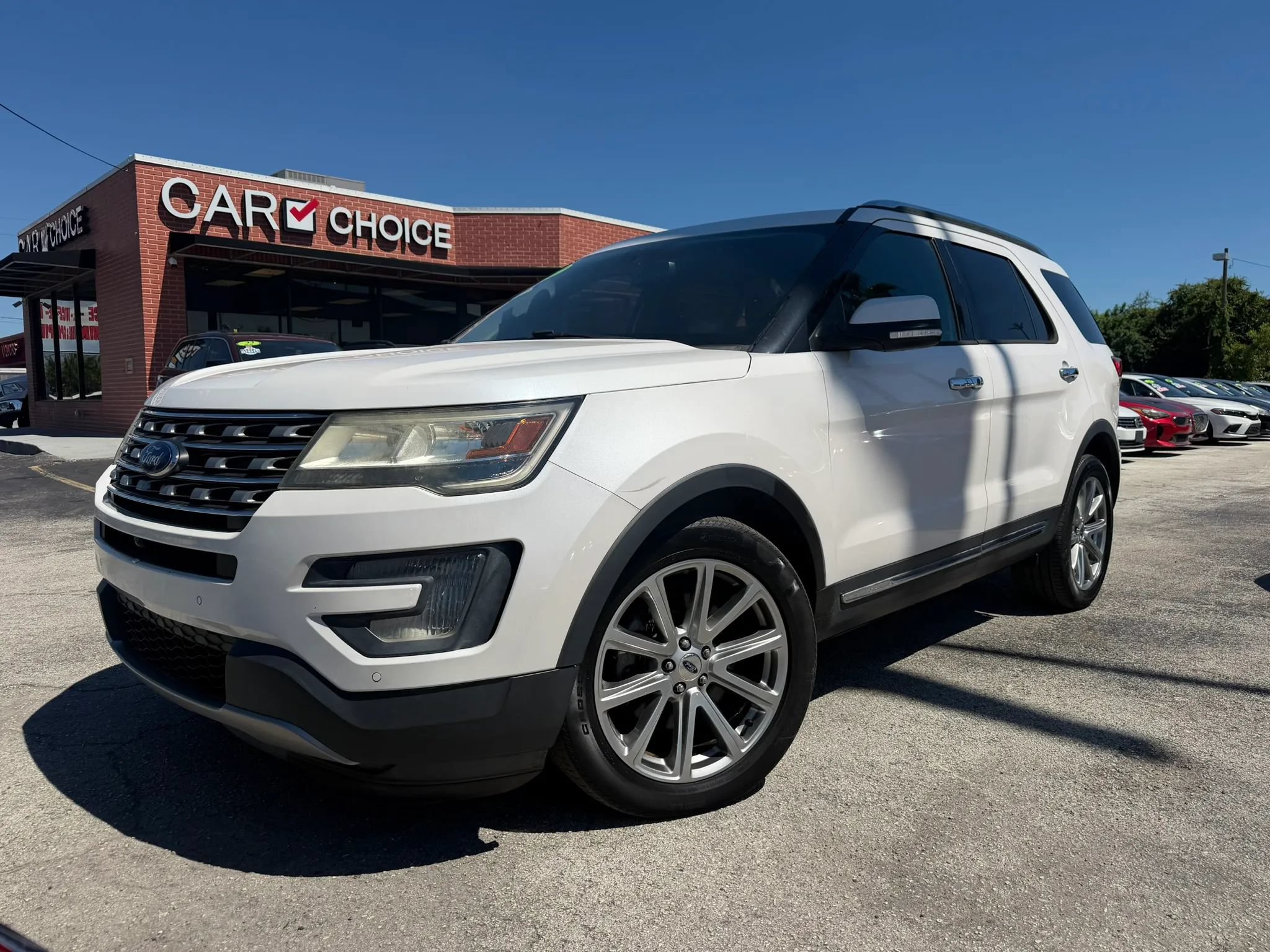 Used 2017 Ford Explorer Limited FWD image 1