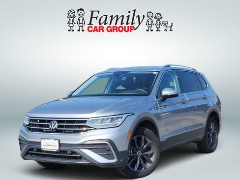 Used 2024 Volkswagen Tiguan SE FWD image 1