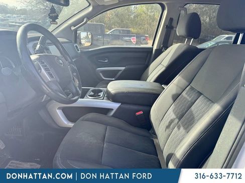 Used 2017 Nissan Titan SV image 5