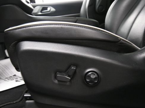 Used 2025 Chrysler Pacifica Limited FWD image 11