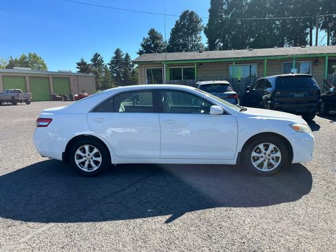 Used 2010 Toyota Camry XLE FWD image 2