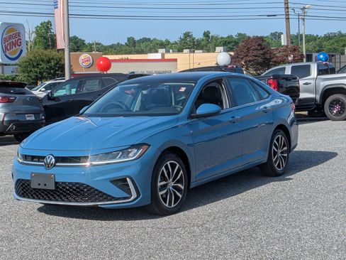 Used 2025 Volkswagen Jetta SE FWD image 4