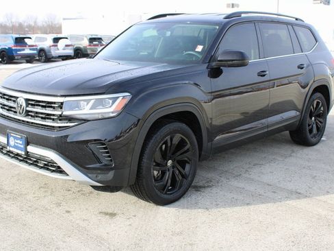 Certified 2022 Volkswagen Atlas SE w/ Black Wheel Package image 3