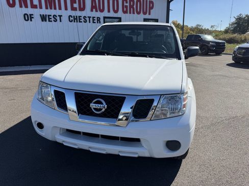 Used 2019 Nissan Frontier SV image 2