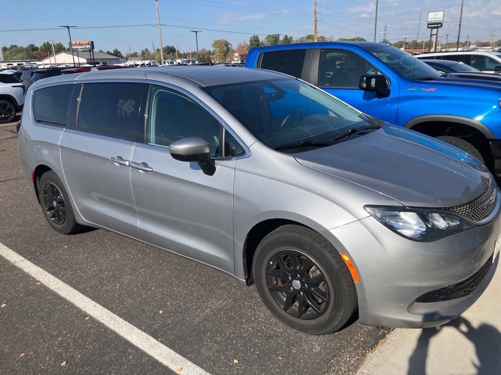 Used 2018 Chrysler Pacifica LX FWD image 2