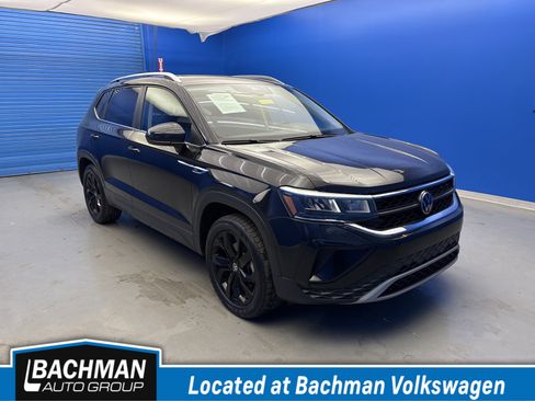 Used 2023 Volkswagen Taos SE w/ Panoramic Sunroof Package image 1