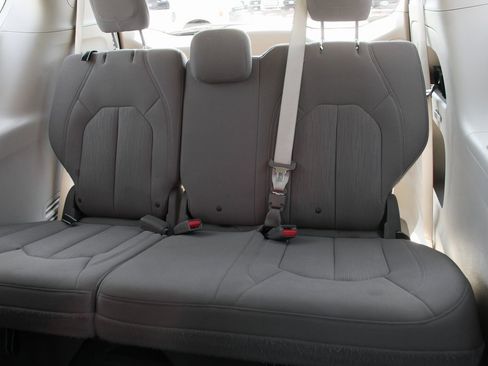 Used 2021 Chrysler Pacifica Touring w/ Uconnect Theater Family Group image 33