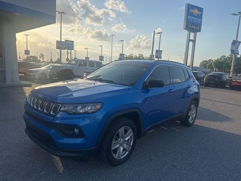 Used 2022 Jeep Compass Latitude FWD image 1