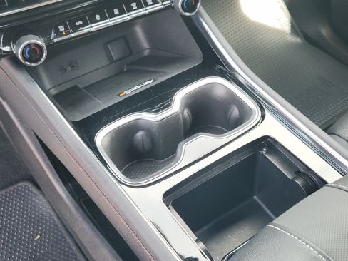 Used 2025 Chevrolet Traverse Z71 AWD/4WD image 22