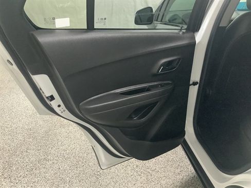 Used 2019 Chevrolet Trax LT w/ LT Convenience Package AWD/4WD image 17