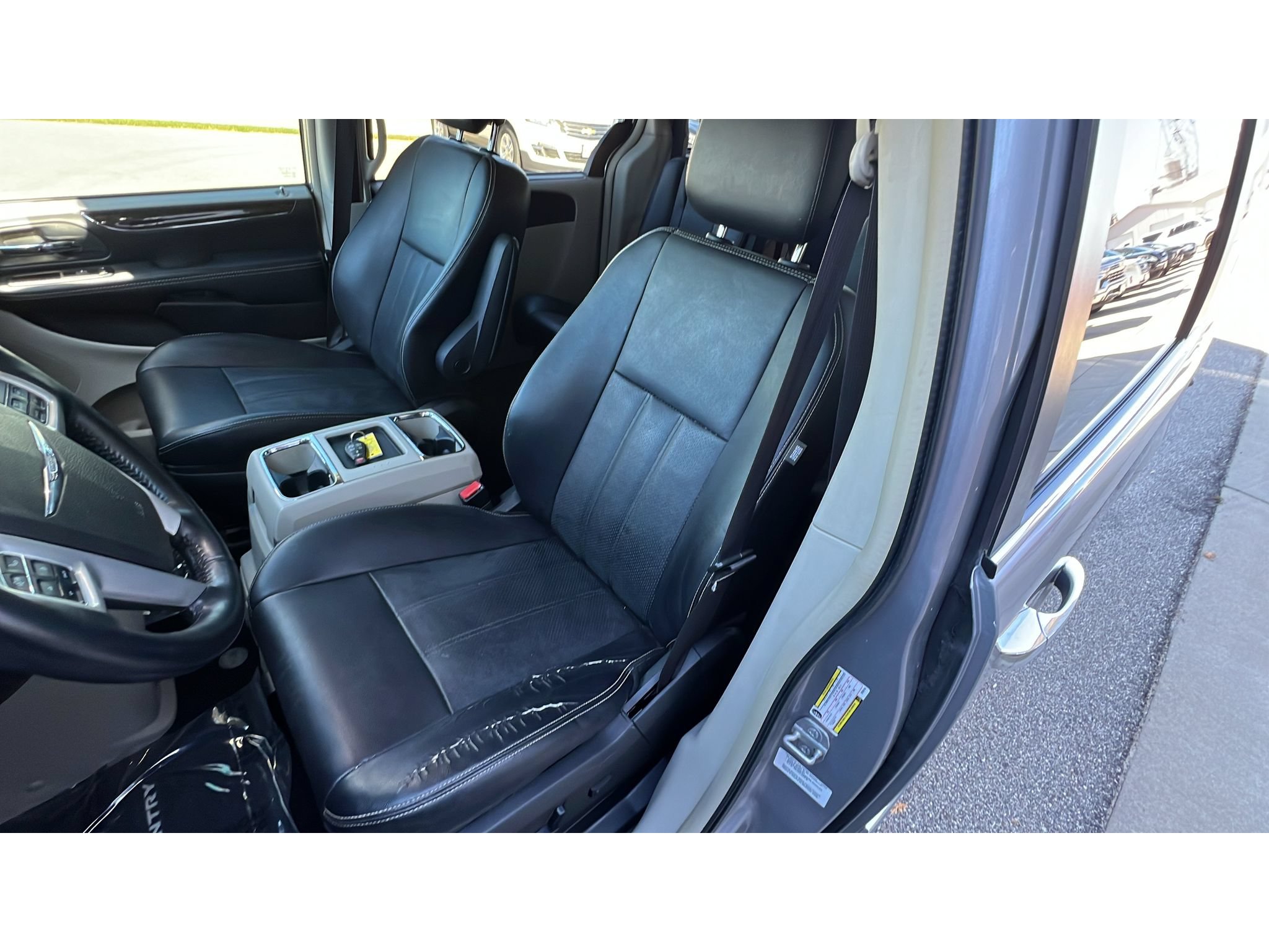 Used 2014 Chrysler Town & Country Touring-L w/ Driver Convenience Group FWD image 24