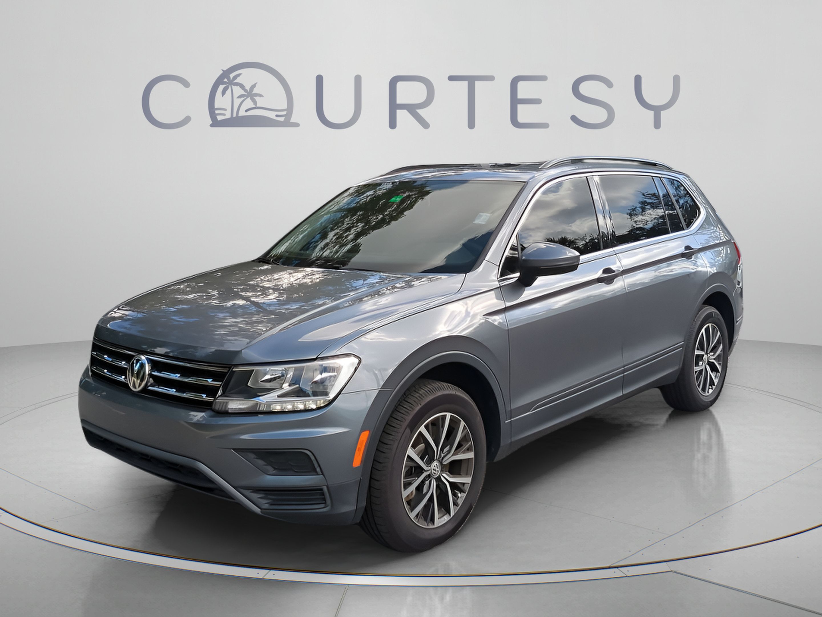 Used 2019 Volkswagen Tiguan SE w/ Panoramic Sunroof Package FWD image 2
