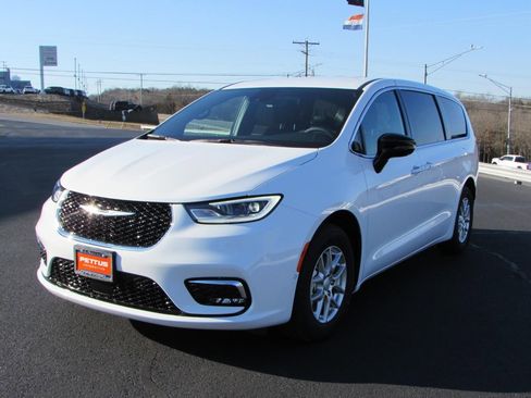 New 2026 Chrysler Pacifica Select image 3