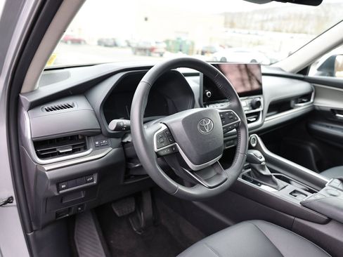 Used 2025 Toyota Grand Highlander AWD image 17