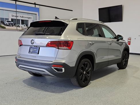 Certified 2023 Volkswagen Taos SE w/ Panoramic Sunroof Package FWD image 3