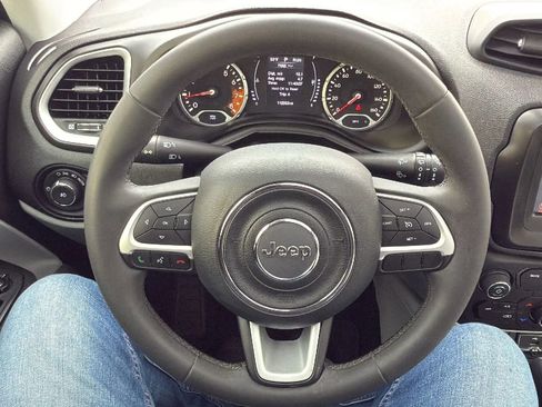 Used 2018 Jeep Renegade Latitude w/ Popular Equipment Group image 10