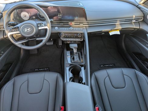 New 2025 Hyundai Elantra Limited FWD image 5