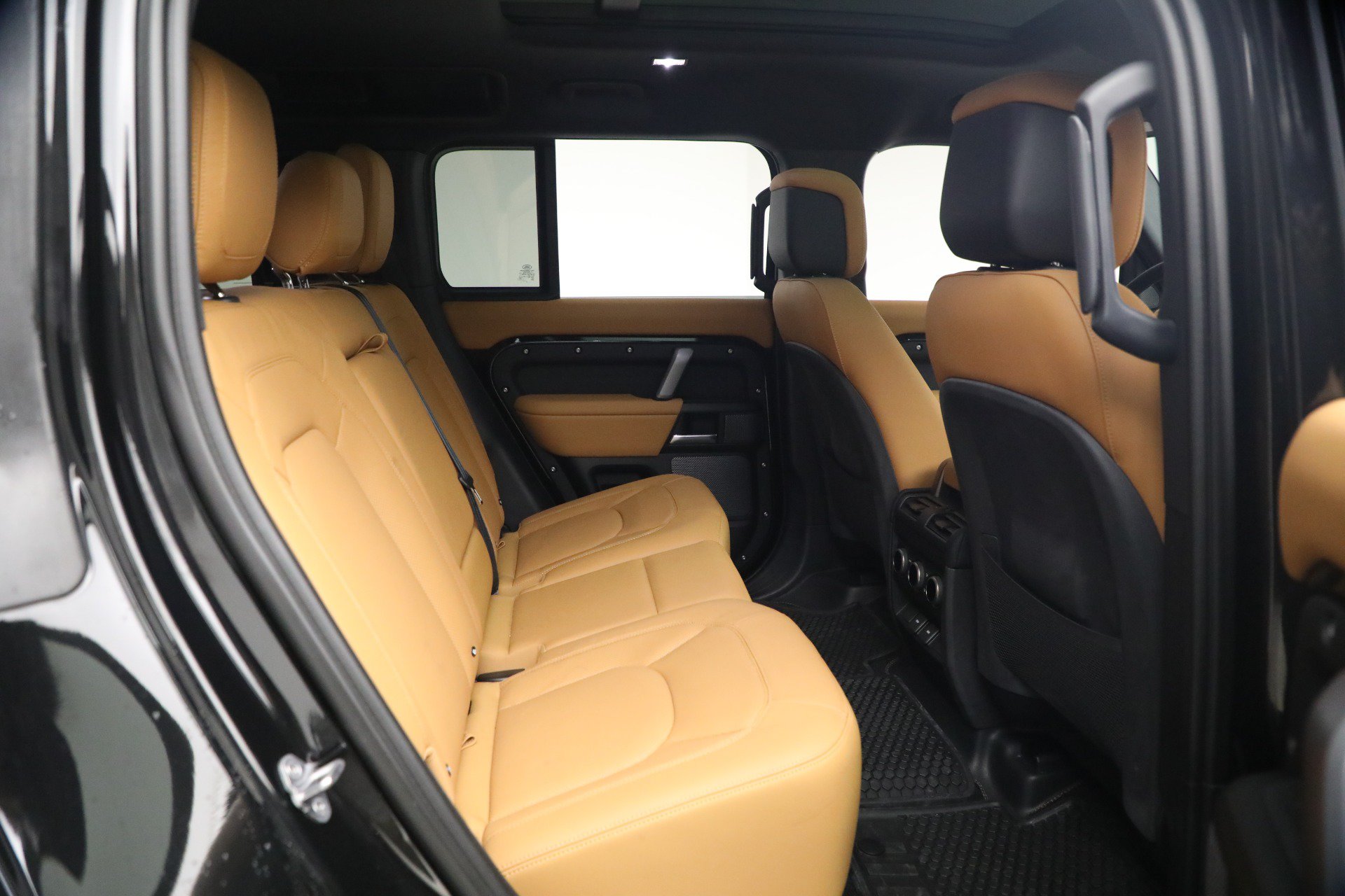 Used 2024 Land Rover Defender 110 V8 AWD/4WD image 21